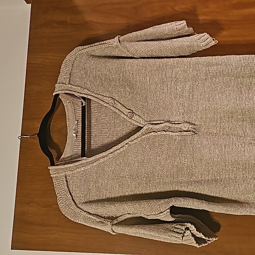 Adorable side slit with wood buttons